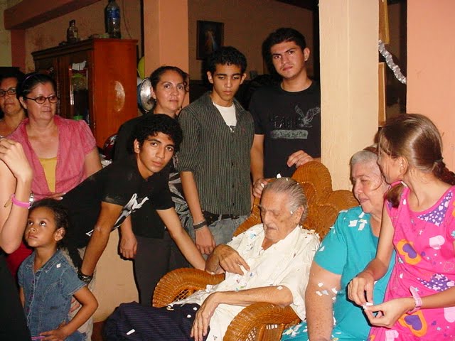Don German Solari con su hija, nietas y bisnietos